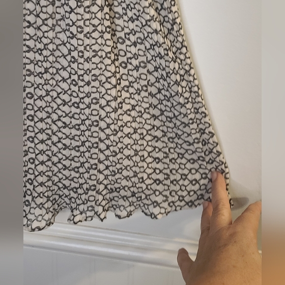 Adrianna Papell Cream and Black Blouse - Picture 6 of 9